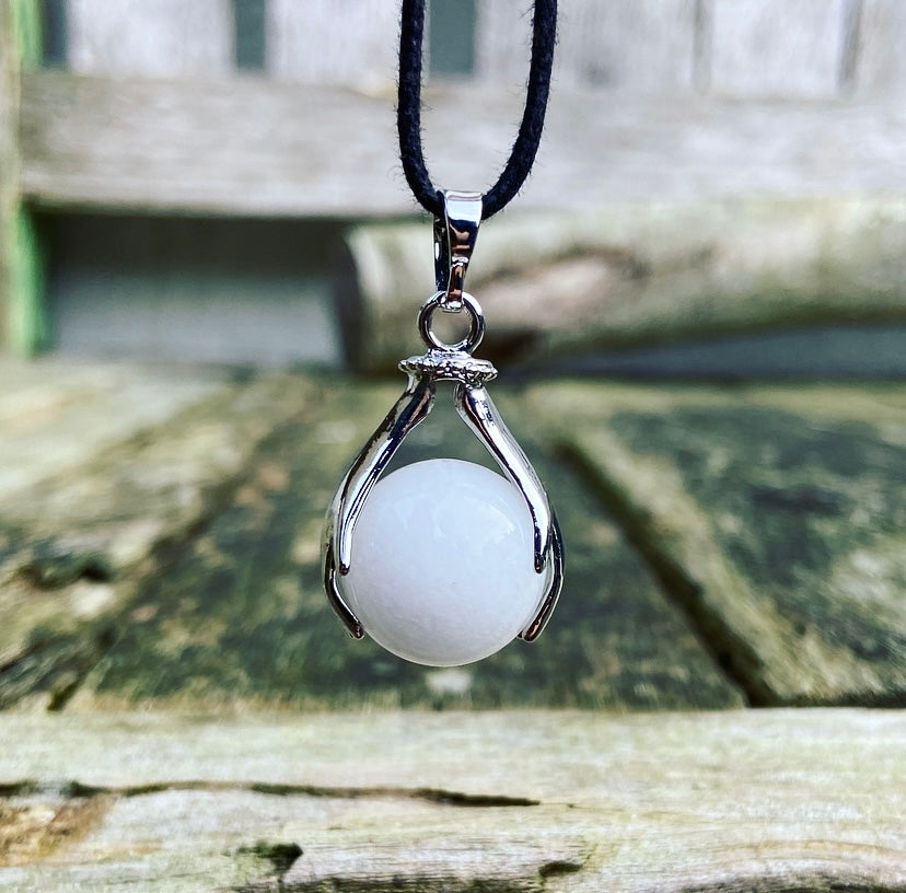 Healing Hands hanger Witte Jade "Vertrouwen & Loslaten"