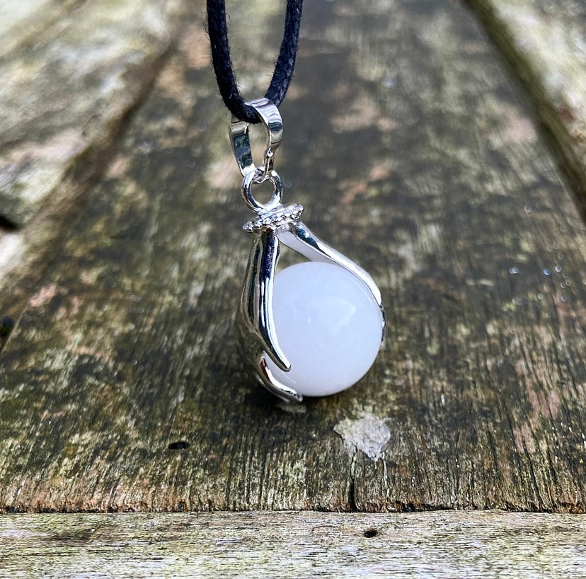 Healing Hands hanger Witte Jade "Vertrouwen & Loslaten"