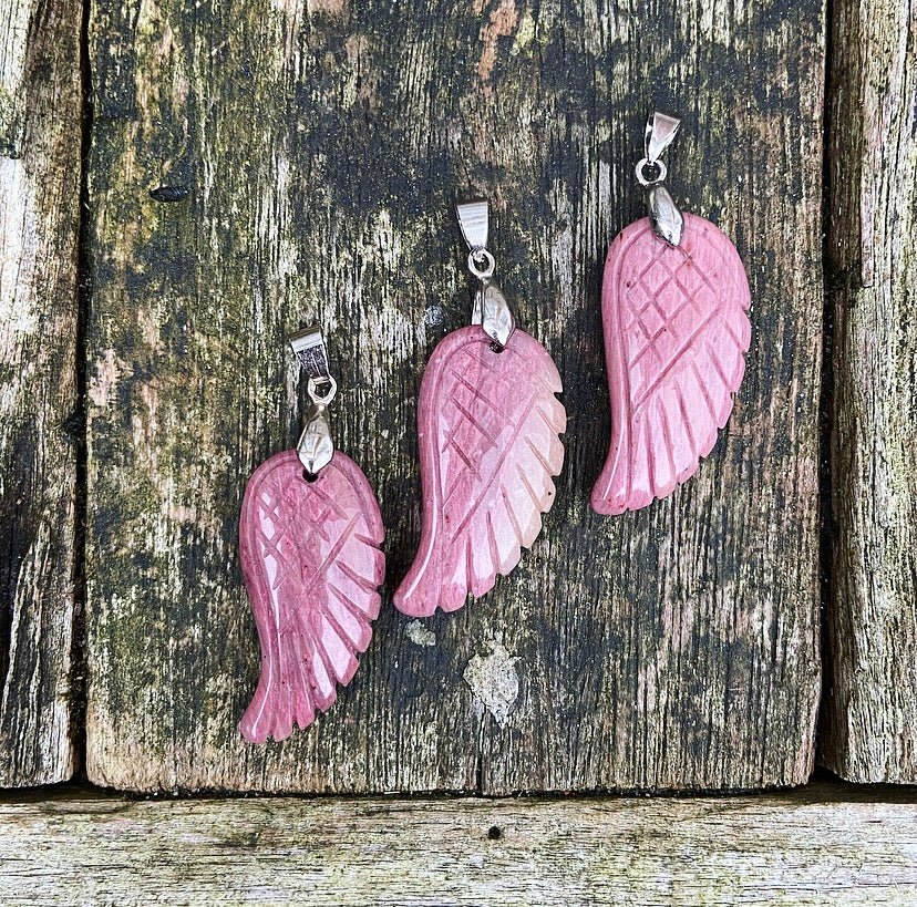 Angel Wing hanger Rhodoniet "Eerste Hulp bij Ongemak"