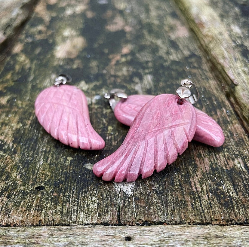 Angel Wing hanger Rhodoniet "Eerste Hulp bij Ongemak"