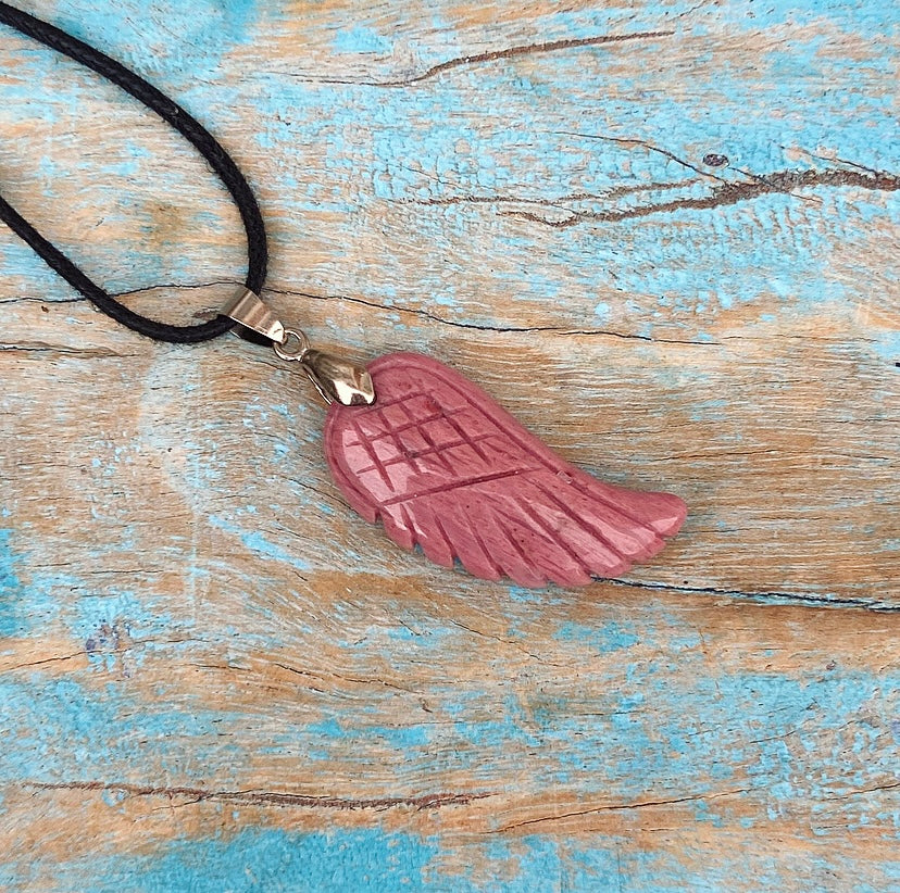 Angel Wing hanger Rhodoniet "Eerste Hulp bij Ongemak"