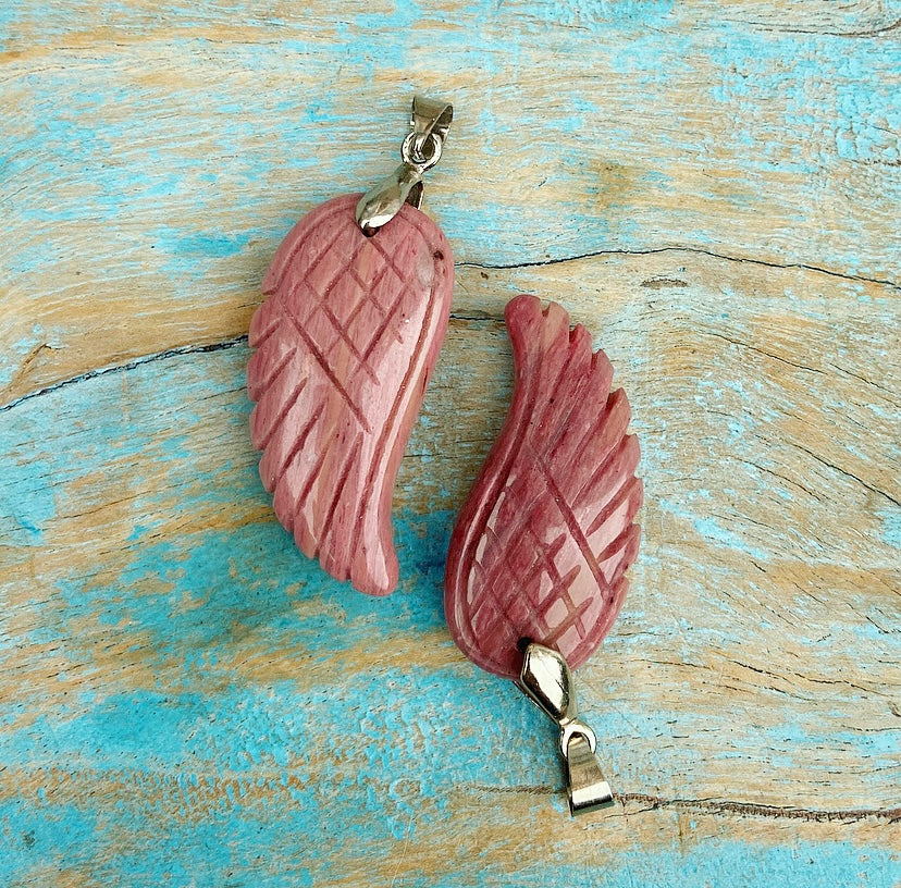 Angel Wing hanger Rhodoniet "Eerste Hulp bij Ongemak"