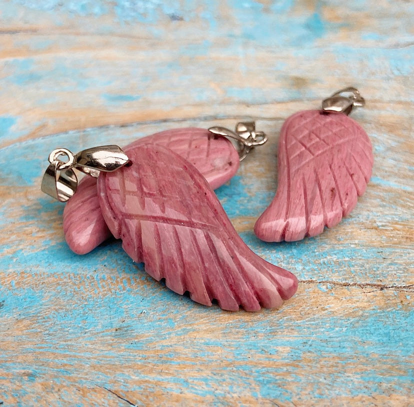 Angel Wing hanger Rhodoniet "Eerste Hulp bij Ongemak"