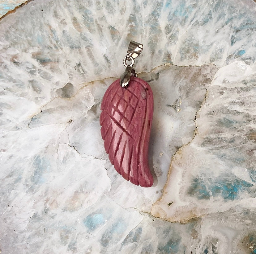 Angel Wing hanger Rhodoniet "Eerste Hulp bij Ongemak"