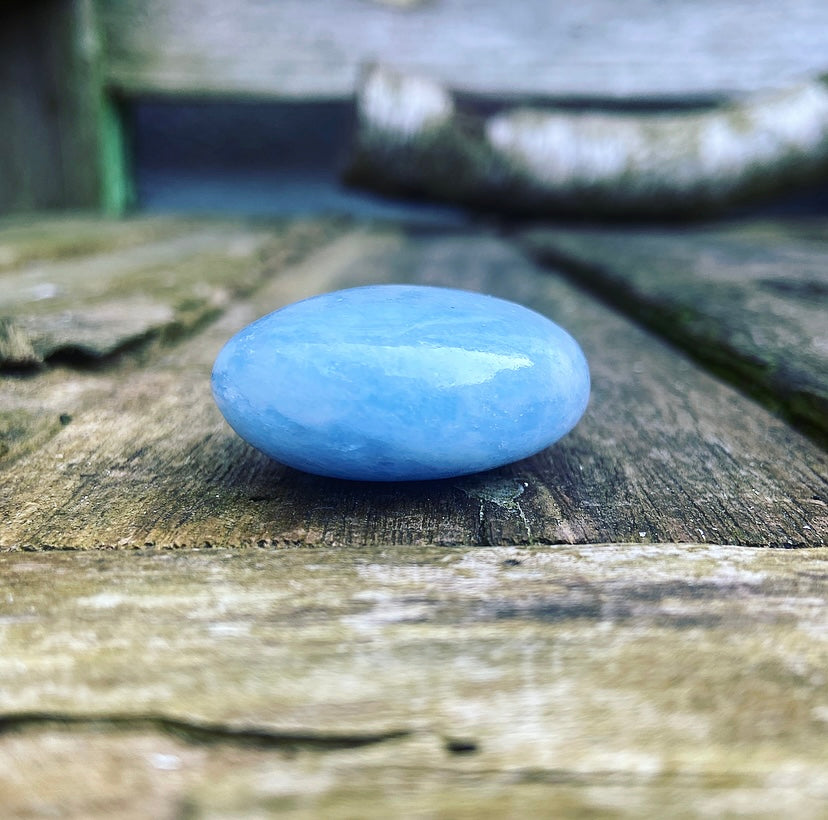 Blauw Calciet Knuffelsteen "Je Energie Vernieuwen"