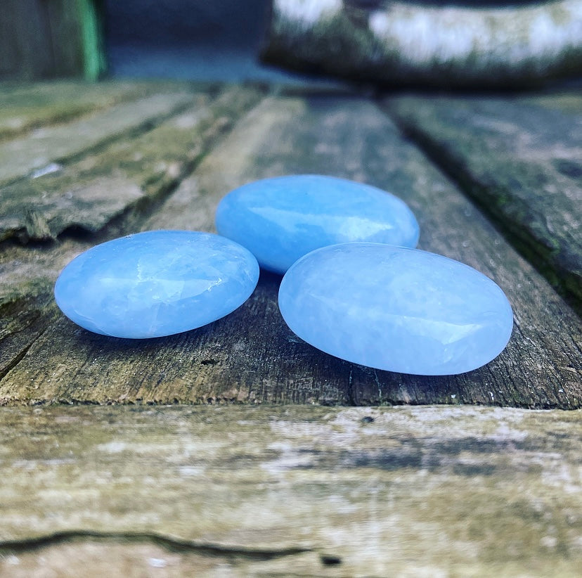 Blauw Calciet Knuffelsteen "Je Energie Vernieuwen"