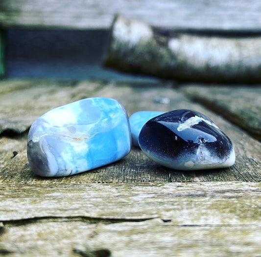 Blauwe Owyhee Opaal knuffelsteen "De Heilige Bron"