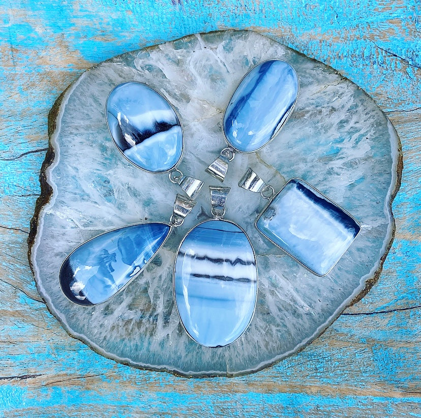 Blauwe Owyhee Opaal Hanger "De Heilige Bron"