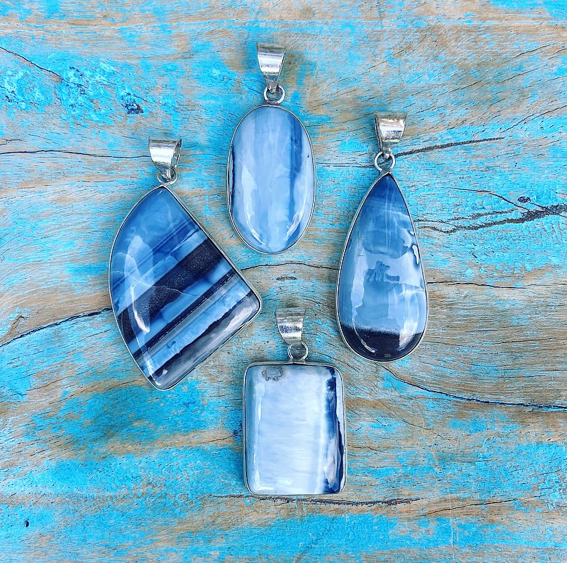 Blauwe Owyhee Opaal Hanger "De Heilige Bron"