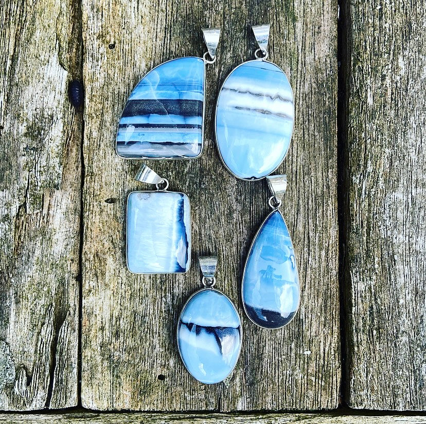 Blauwe Owyhee Opaal Hanger "De Heilige Bron"
