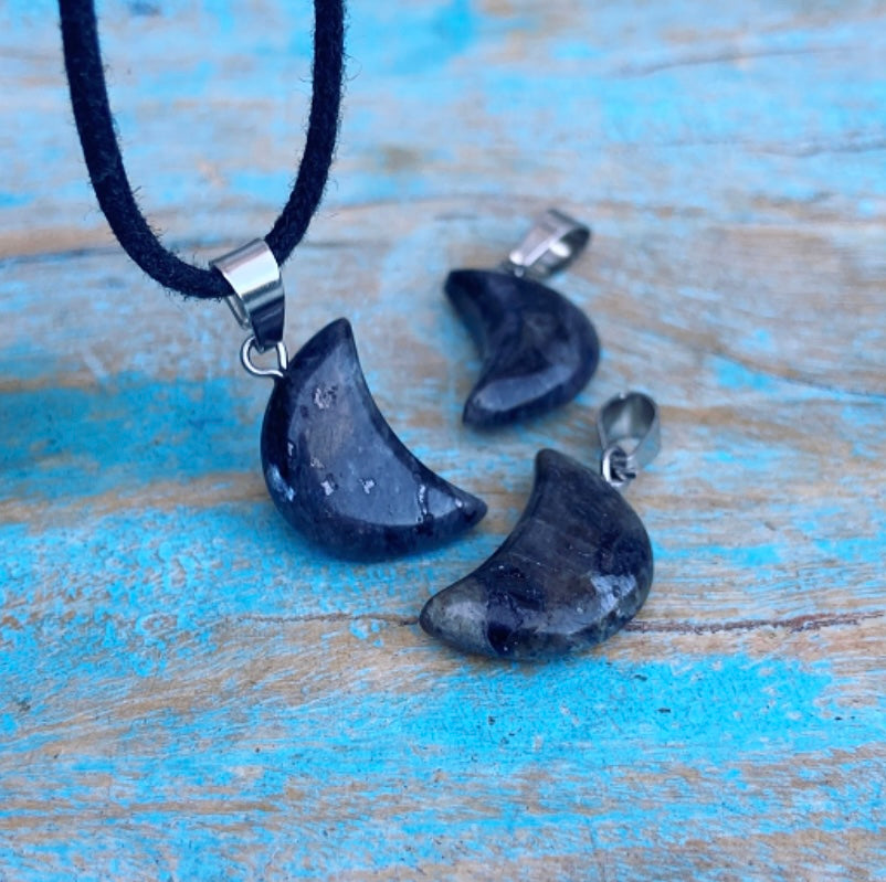 Moon Mood hangertje Larvikiet "Ik volg mijn eigen pad"