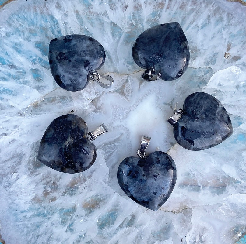 Larvikiet hart hangertje "Godinnenkracht"