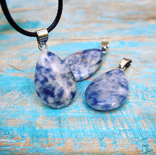 Sodaliet hangertje "Zucht van Verlichting"