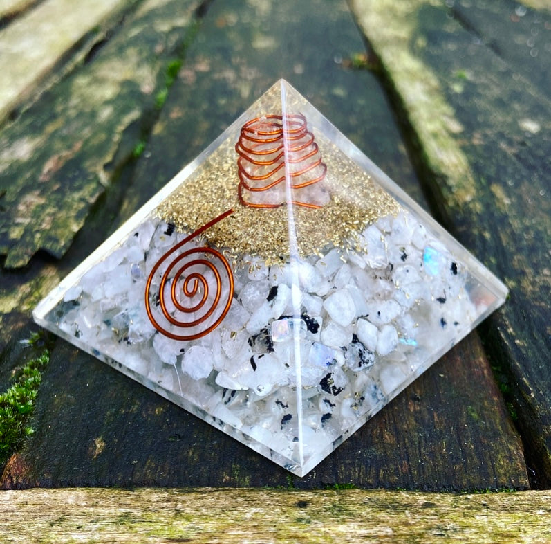 Mondstein-Orgonpyramide „Yin-Energie“