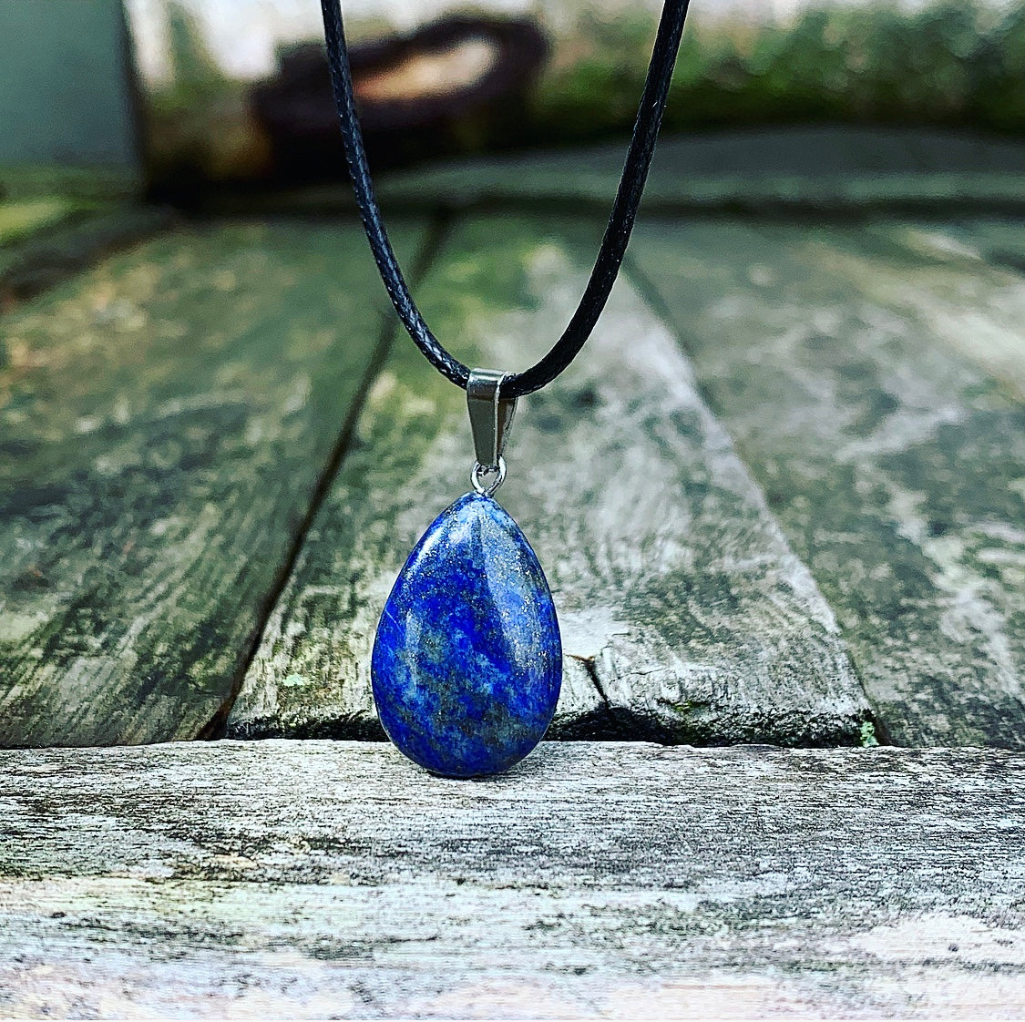 Hanger Lapis met pyriet "Knopen Doorhakken"