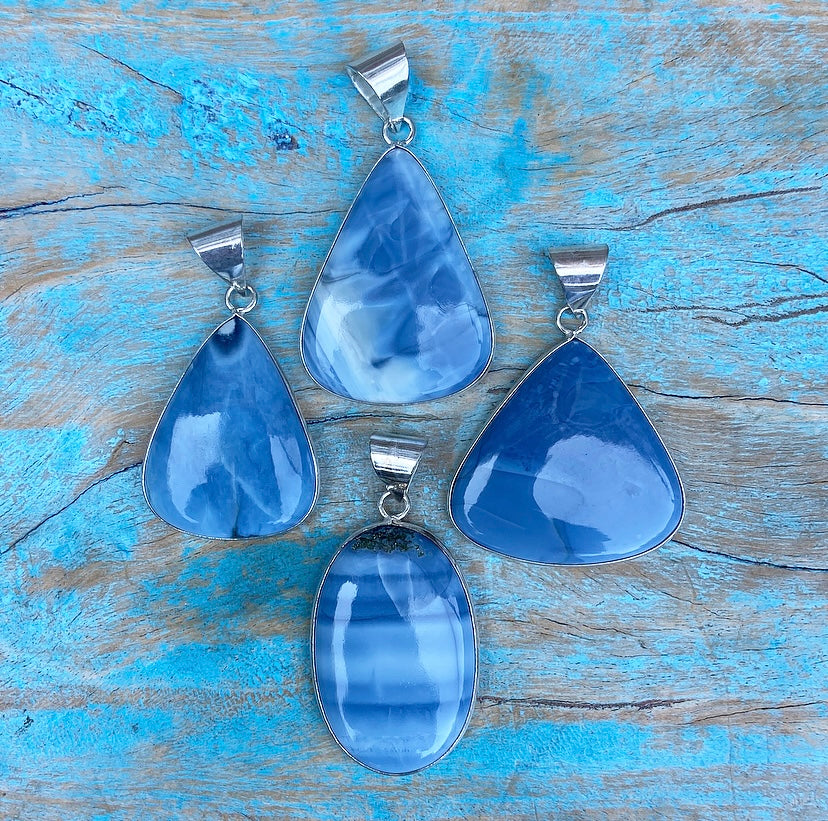 Blauwe Owyhee Opaal Hanger "De Heilige Bron"