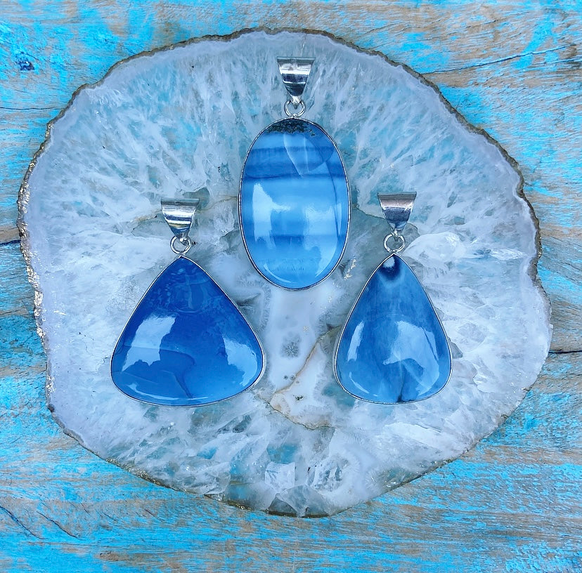 Blauwe Owyhee Opaal Hanger "De Heilige Bron"