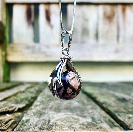 Healing Hands hanger Rhodoniet "Eerste Hulp bij Ongemak"