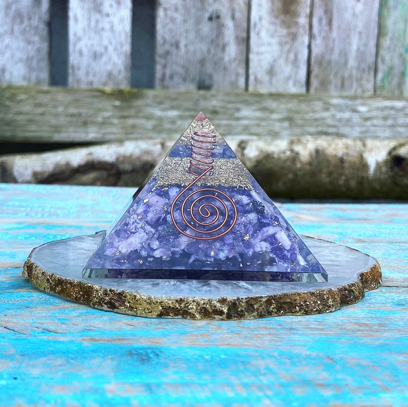 Lepidolith-Orgonpyramide „Gute Nachtruhe“