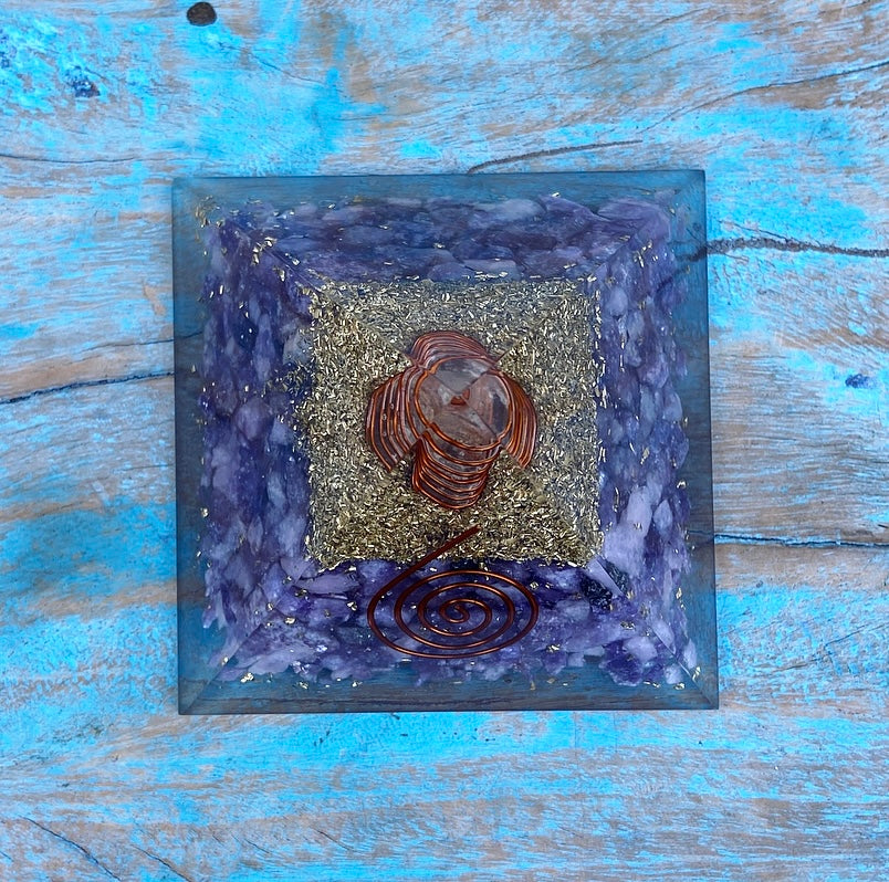 Lepidolith-Orgonpyramide „Gute Nachtruhe“