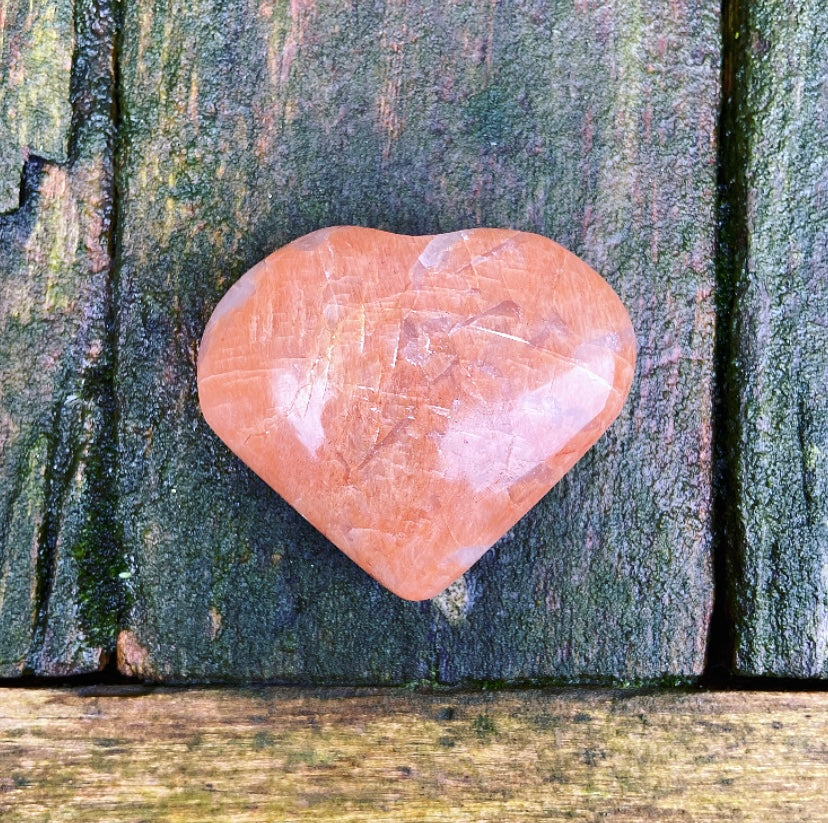 Herz aus rosa Mondstein „Die weise Frau“