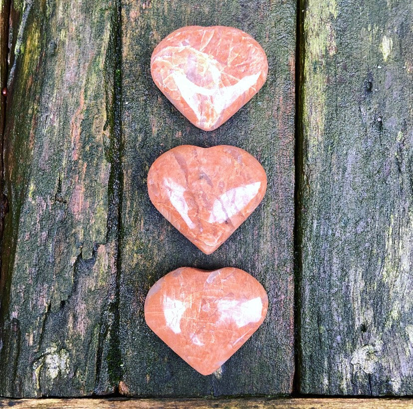 Herz aus rosa Mondstein „Die weise Frau“