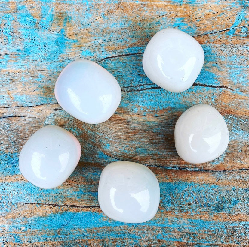 Opaliet knuffelsteen "Zuivering & Passie"