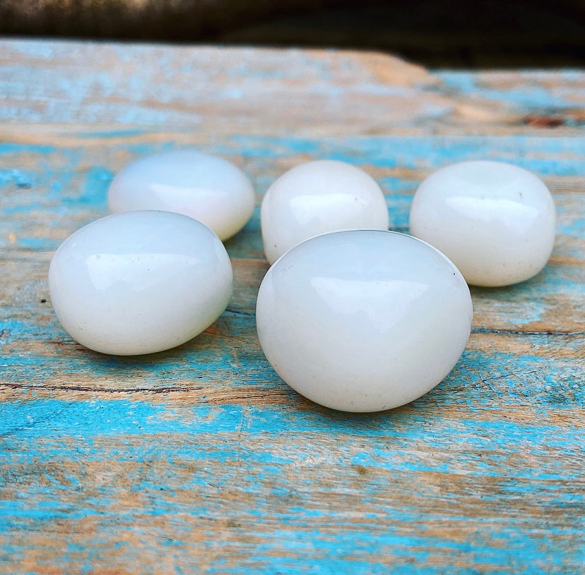 Opaliet knuffelsteen "Zuivering & Passie"