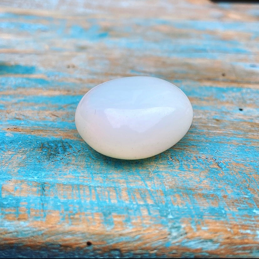 Opaliet knuffelsteen "Zuivering & Passie"