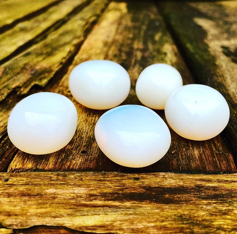 Opaliet knuffelsteen "Zuivering & Passie"