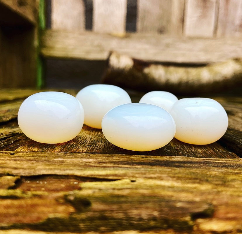 Opaliet knuffelsteen "Zuivering & Passie"