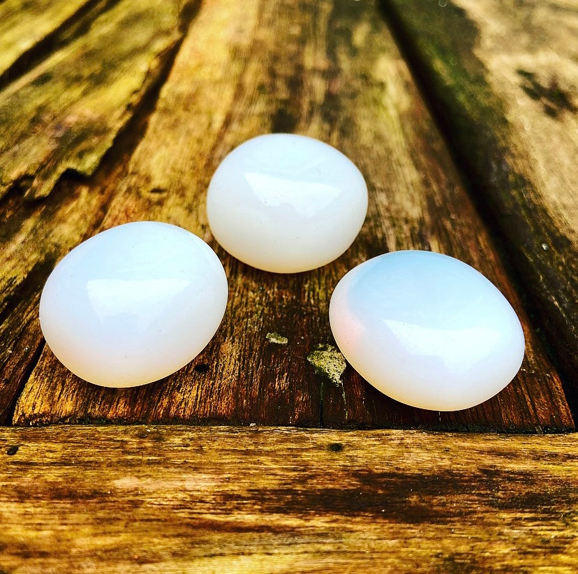 Opaliet knuffelsteen "Zuivering & Passie"