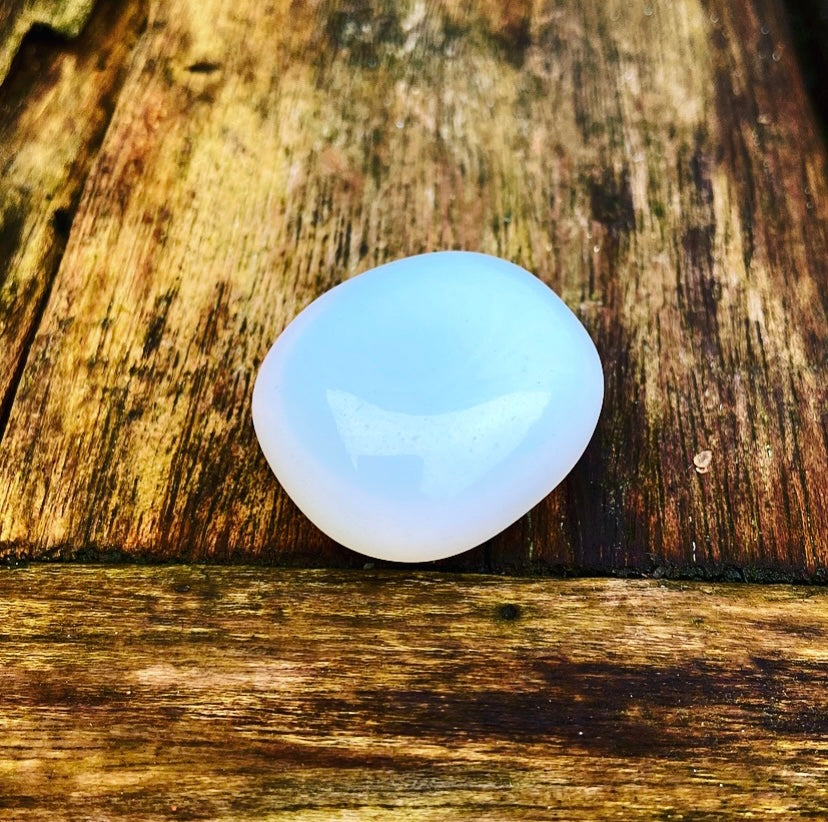 Opaliet knuffelsteen "Zuivering & Passie"