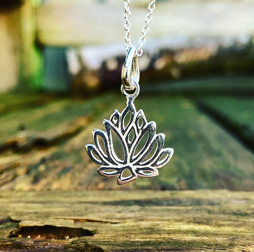 Silberanhänger "Lotus, Blume der Weisheit"