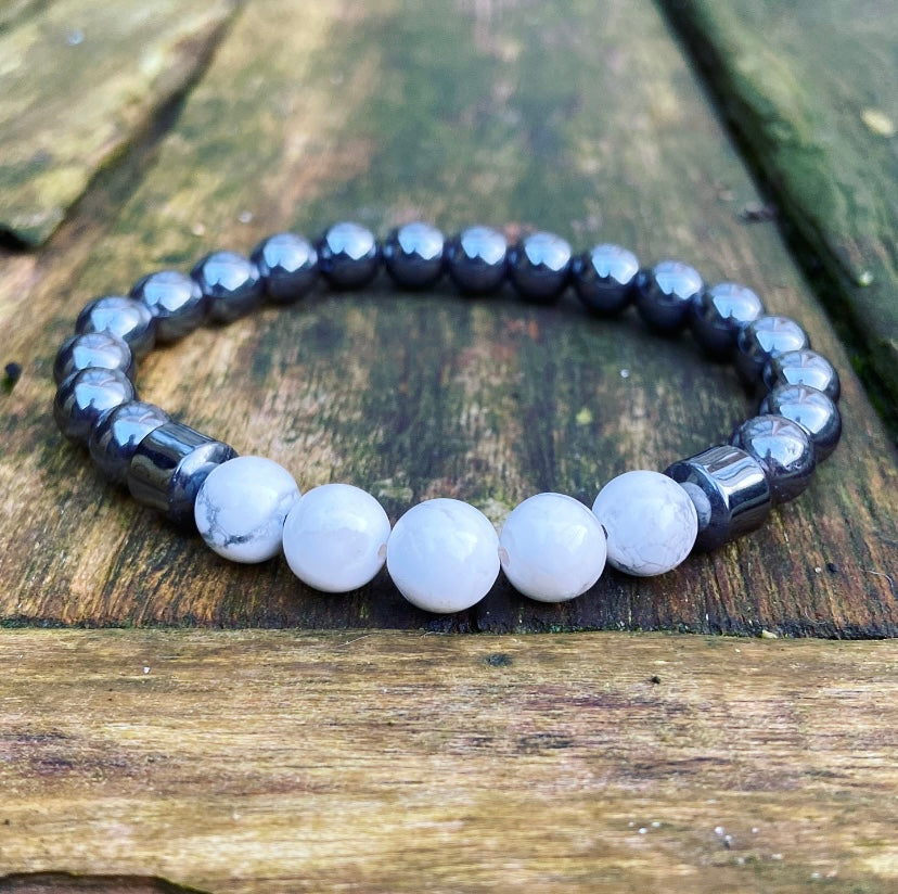 Howliet en hematiet armband "Onthaasten & Ontgiften"