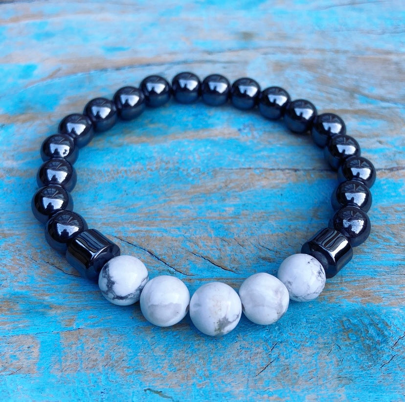 Howliet en hematiet armband "Onthaasten & Ontgiften"