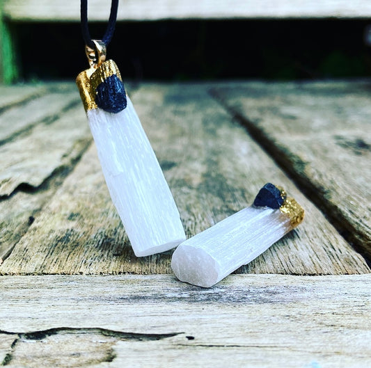 Selenit- und Turmalin-Anhänger „Schild des Lichts“ (vergoldet)