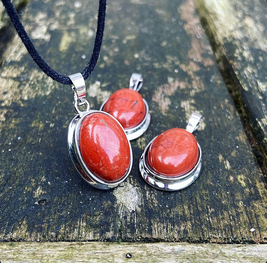 Rode Jaspis hanger "Jezelf toestaan er te zijn"