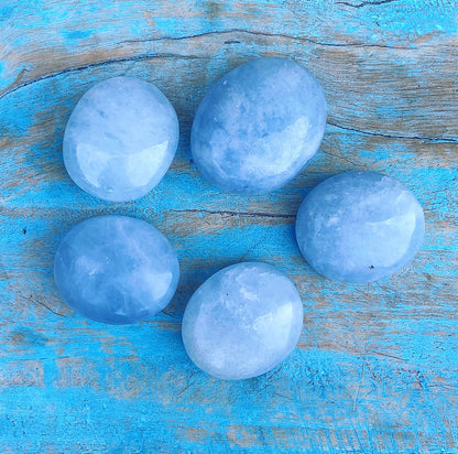 Blauw Calciet Knuffelsteen "Je Energie Vernieuwen"