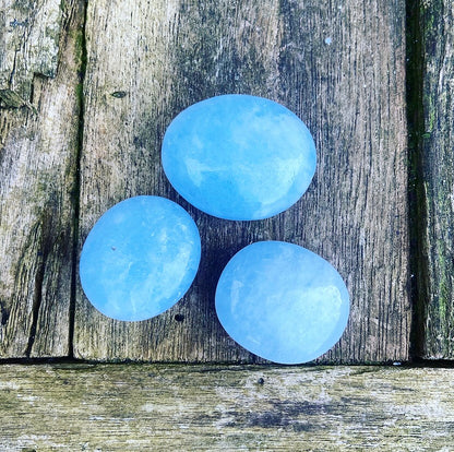 Blauw Calciet Knuffelsteen "Je Energie Vernieuwen"