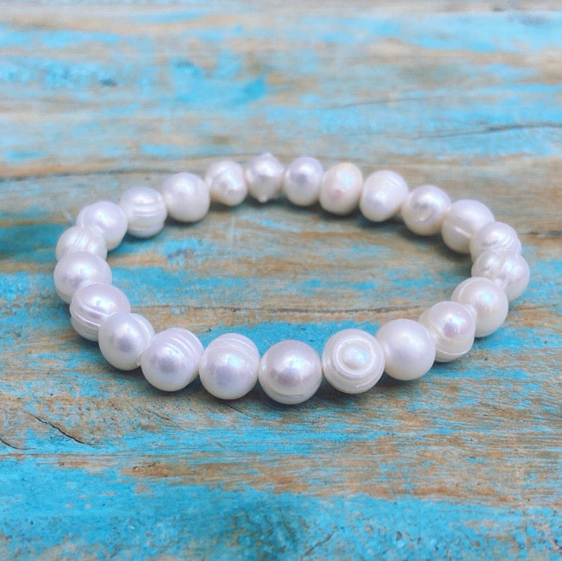 Armband witte potato parels "Moeiteloze Kracht"