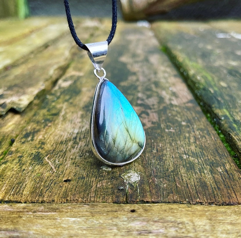 Labradorite pendant "Stimulus filter"