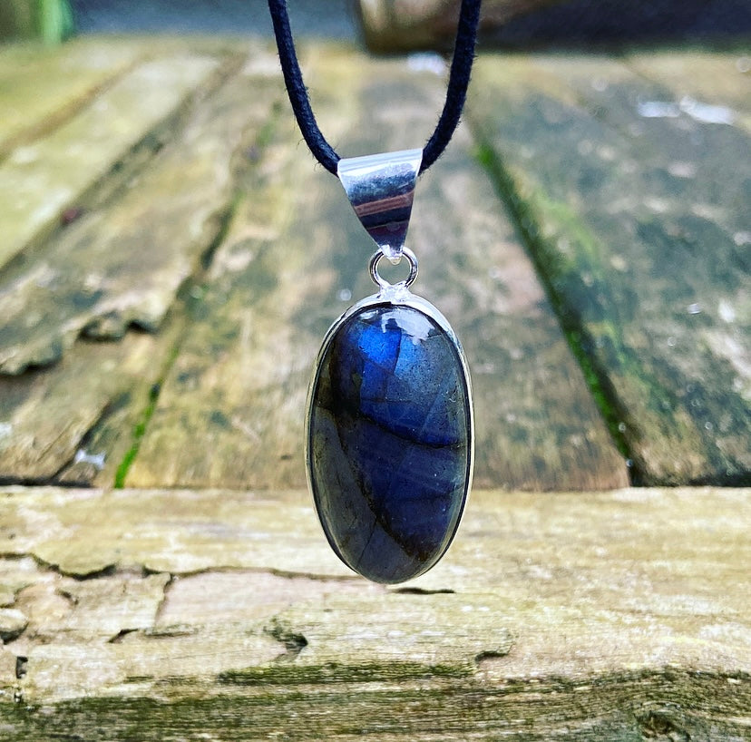 Labradorite pendant "Stimulus filter"