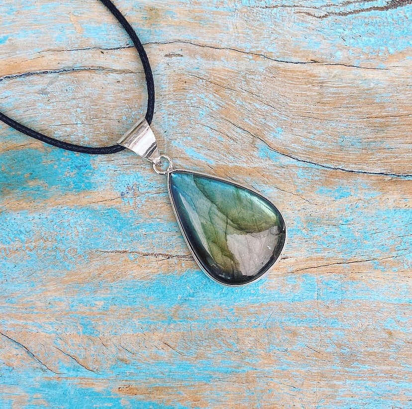 Labradorite pendant "Stimulus filter"