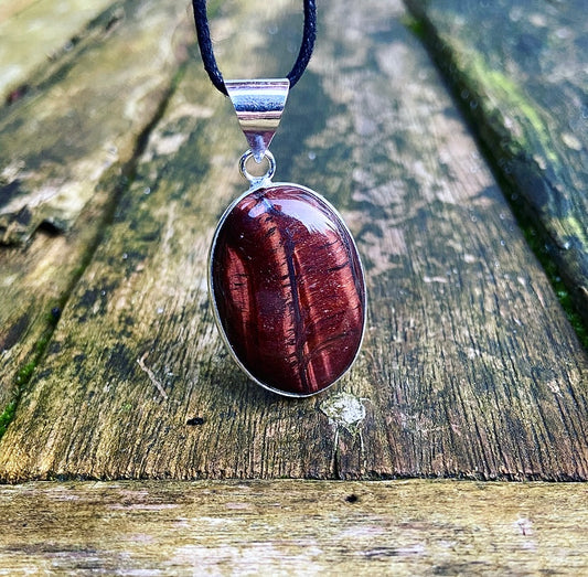 Rode Tijgeroog hanger "Weet wat je waard bent"