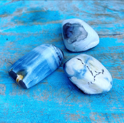 Blauwe Owyhee Opaal knuffelsteen "De Heilige Bron" (Buitenbeentjes)