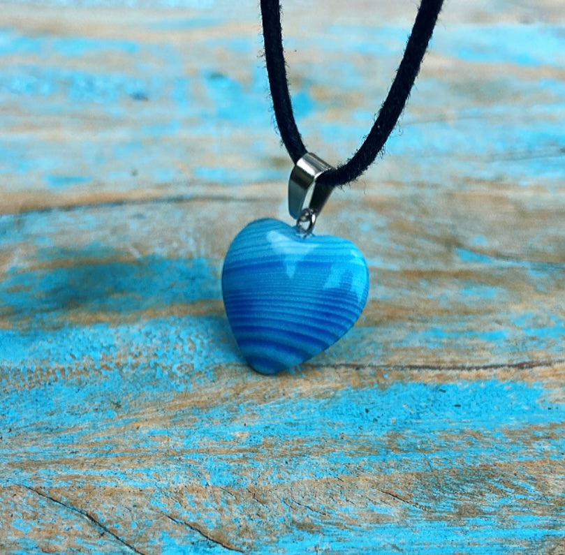 Blauwe agaat hart hanger "Zelfverzekerdheid & Eigenwaarde"