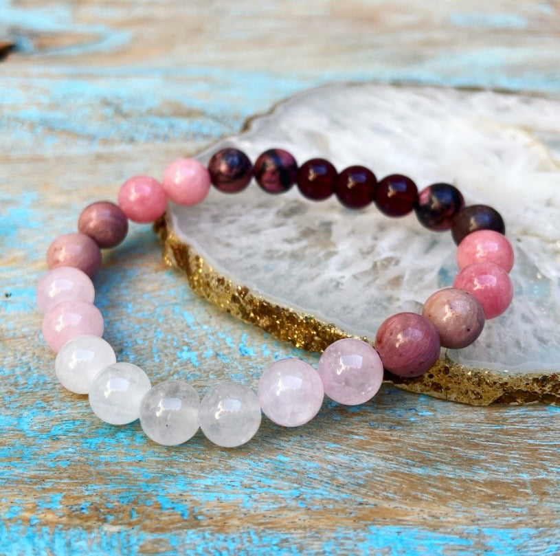 Armband Granat, weiße Jade, Rhodochrosit und Rubin „A Little Help“