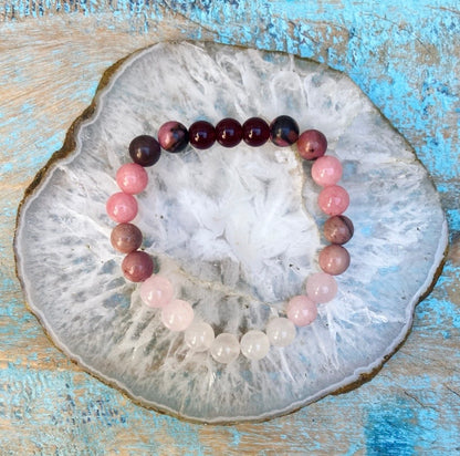 Armband Granat, weiße Jade, Rhodochrosit und Rubin „A Little Help“