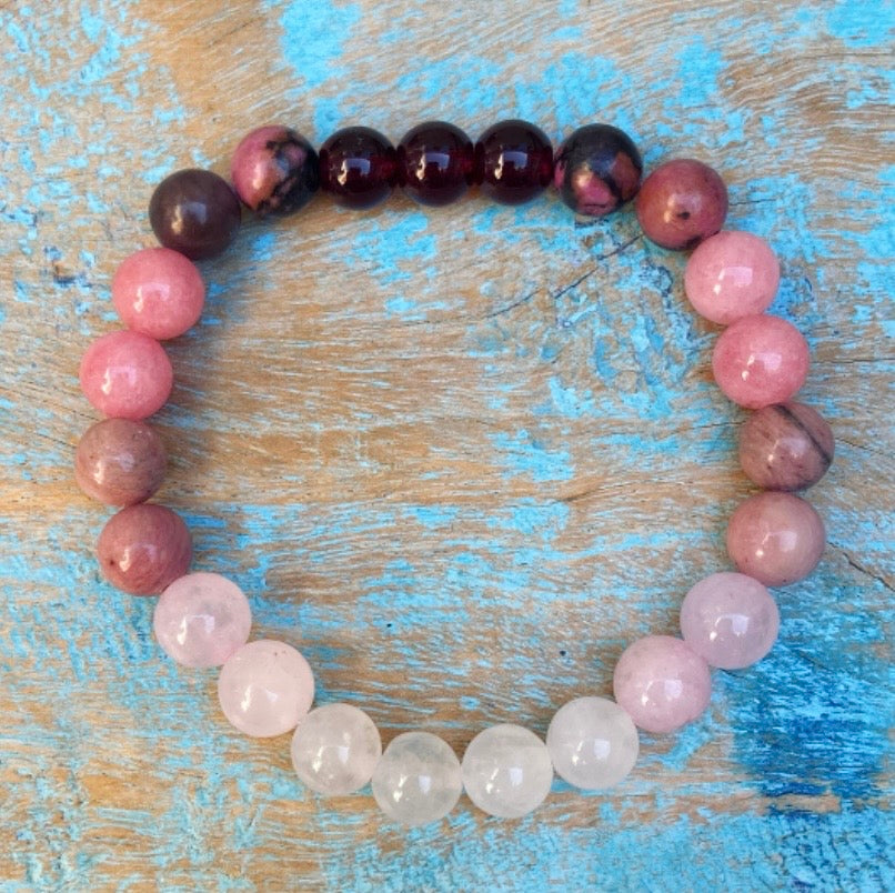 Armband Granat, weiße Jade, Rhodochrosit und Rubin „A Little Help“